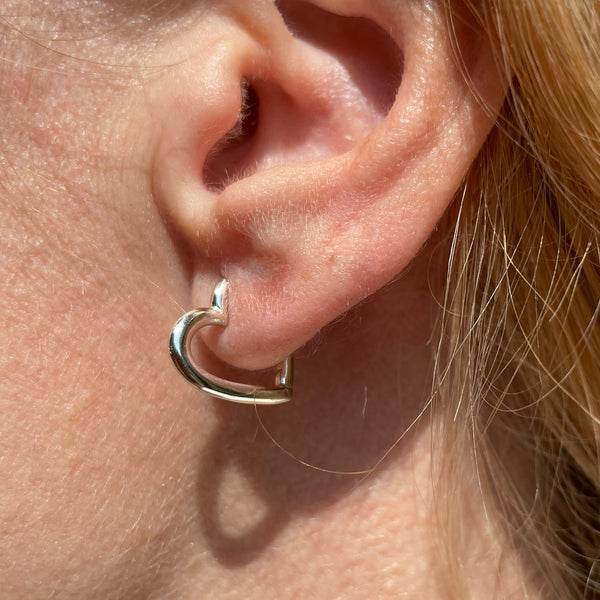 O014 Orecchini anelle a forma di cuore argentato