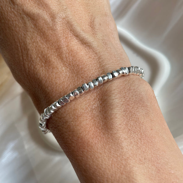 B0302 Bracciale con rondelle irregolari martellate piccole lisce