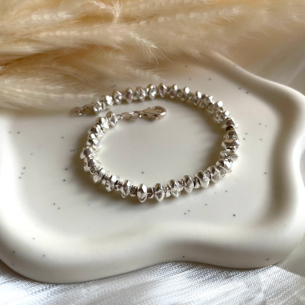 B0301 Bracciale con rondelle irregolari martellate grandi e piccole