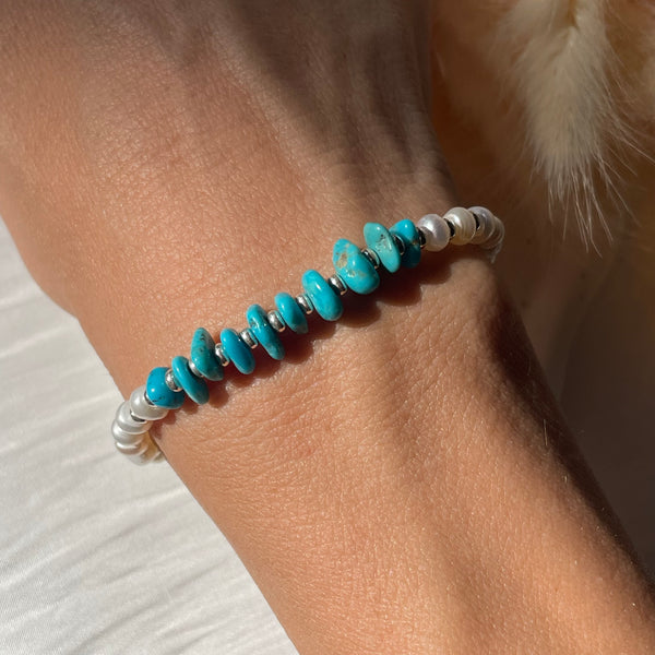B0181 Bracciale con perle di fiume, rondelle argento e chips di turchese