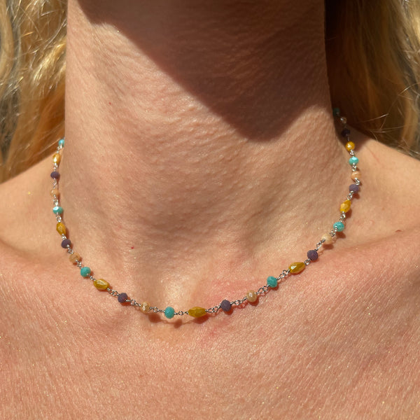 CL120 Collana rosario in argento con pietre prugna, senape, verde e champagne