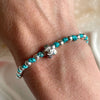 B0280 Bracciale con nodi, palline e fiore passante “grazie maestra”