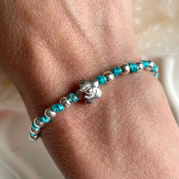 B0280 Bracciale con nodi, palline e fiore passante “grazie maestra”