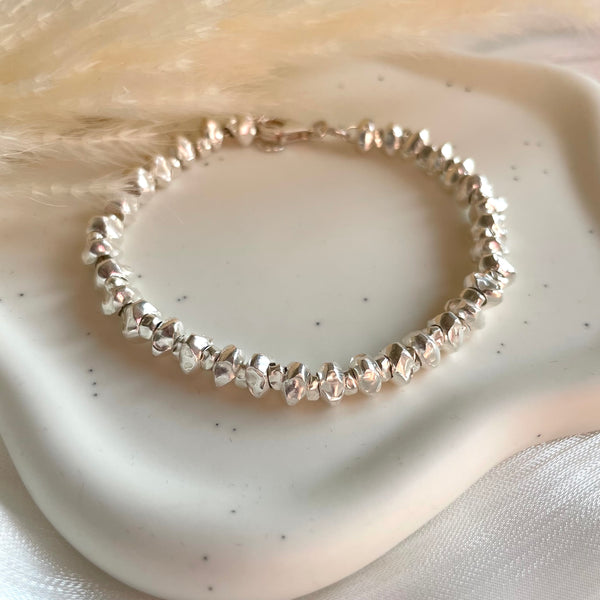 B0301 Bracciale con rondelle irregolari martellate grandi e piccole