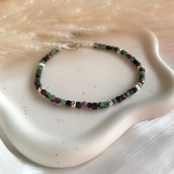 B164 Bracciale in rubino zoisite e rondelle martellate in argento