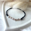 B162 Bracciale batticuori con cordino cerato sottile, cuoricini e rondelle rosate