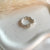 A023 Anello elasticizzato con rondelle irregolari martellate
