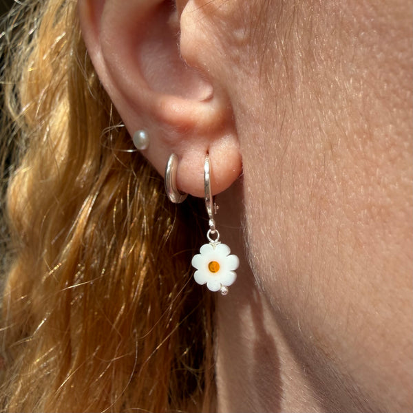 O0024 Cerchietti orecchini in argento margherita pendente