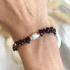 B0180 Bracciale argento con chips di granato e perla centrale