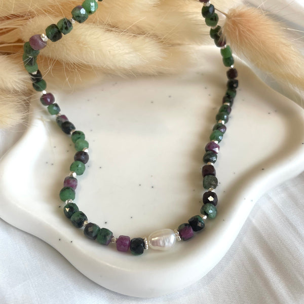 CL110 Collana con cubetti sfaccettati di rubino zoisite e perla di fiume al centro
