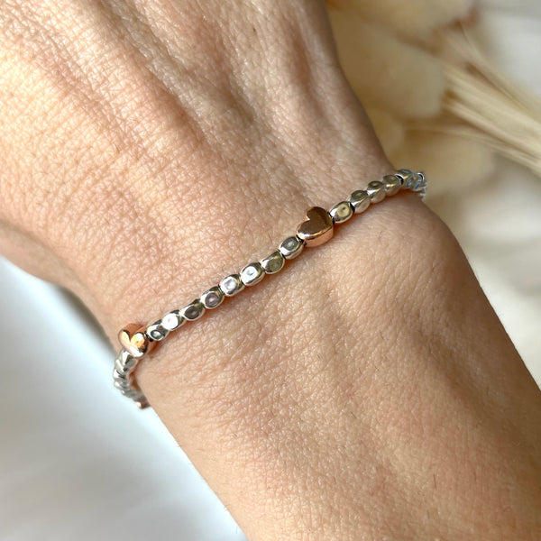 B123 Bracciale pepite mini con cuori passanti rosati