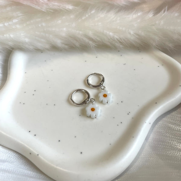 O0024 Cerchietti orecchini in argento margherita pendente