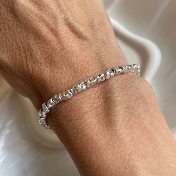 B0303 Bracciale con rondelle irregolari martellate piccole martellate