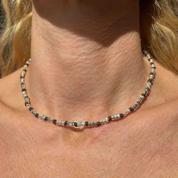 CL0196 Collana argento rondelle irregolari lisce e martellate e nodi filo nautico