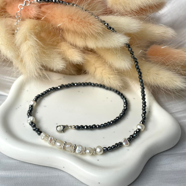 CL014 Collana con pietre ematite e perle di fiume