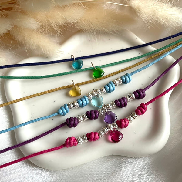 CL0158 Collana con cordino cerato granelli nuovi e cuore in vetro idrotermale