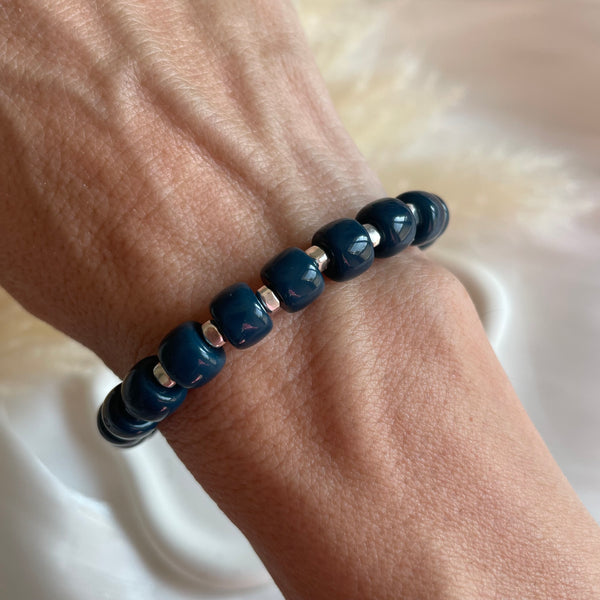 B0287 Bracciale con cilindri in pasta di vetro e rondelle irregolari argento (ciondoli se si vogliono da opzionare)