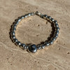 B052 Bracciale con palline martellate grandi e sasso centrale