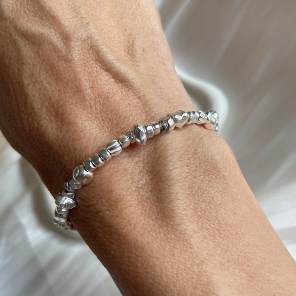 B0304 Bracciale con rondelle irregolari piccole e grandi e mix di pepite