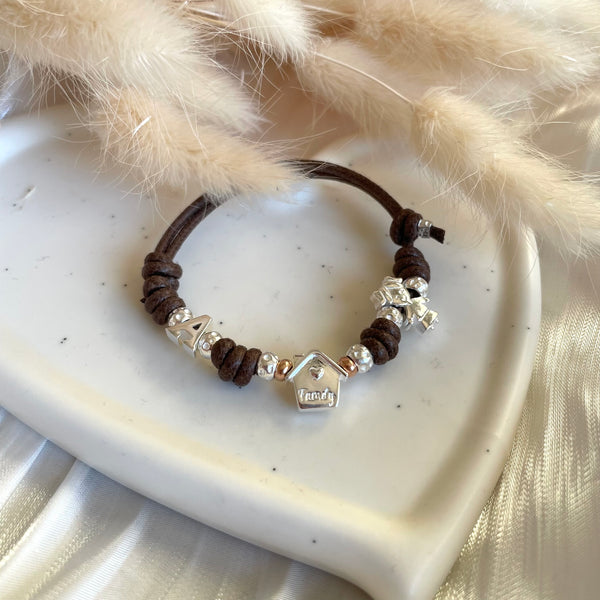 B0231 Bracciale cordino cerato e granelli con elementi passanti bimbi, casina Family e iniziale sagomata