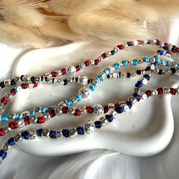 B013 Bracciale del tifoso (con i colori di tutte le squadre di calcio) con pepite martellate, palla da calcio e nodini in filo nautico