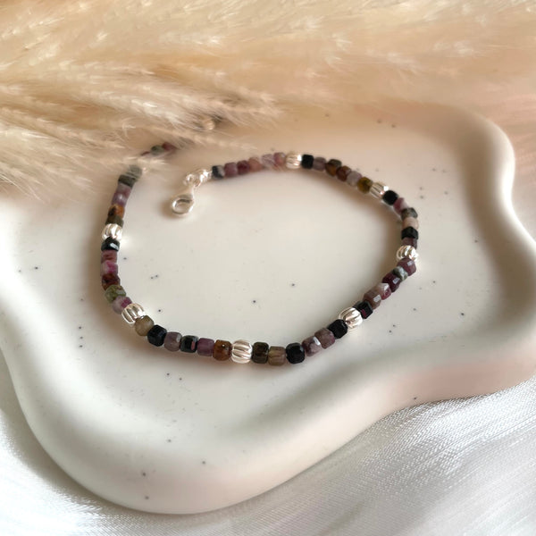 B002 Bracciale con cubetti di tormalina e palline torchon argento