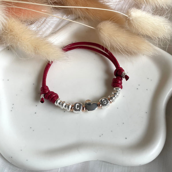 B0243 Bracciale in cordino cerato con rondelle, iniziali e cuore