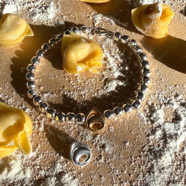 B231 Bracciale con palline martellate e passante a tortellino