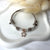 B169 Bracciale con cordino cerato, rondelle + ciondolo al centro (a scelta)