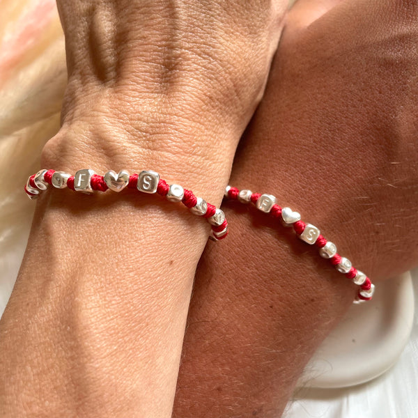 B132 Bracciale di coppia con pepite martellate medie, cuore passante e 2 iniziali (prezzo del singolo)