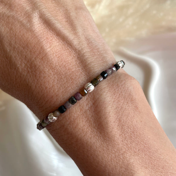 B002 Bracciale con cubetti di tormalina e palline torchon argento