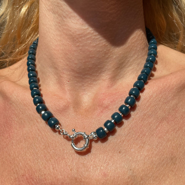 CL0180 Collana con cilindri in pasta di vetro e rondelle irregolari in argento (ciondoli se si vogliono da opzionare)