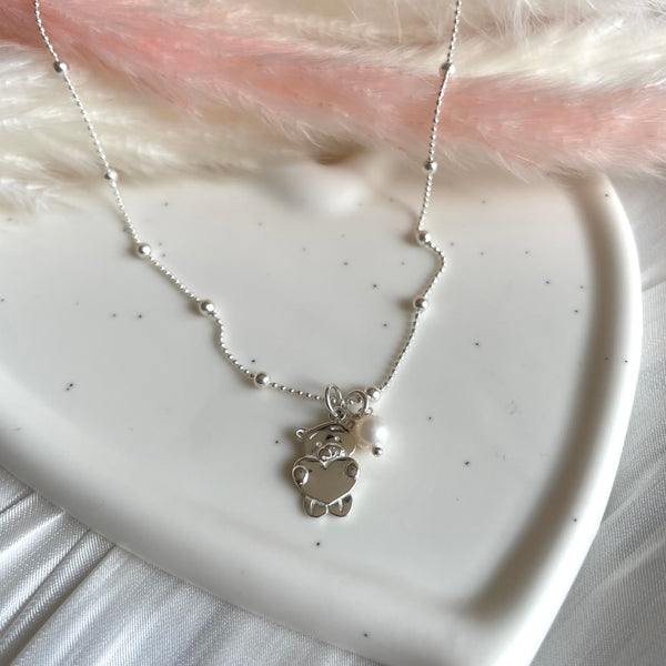 CL0170 Collana con orsetto con cuore e perlina pendenti