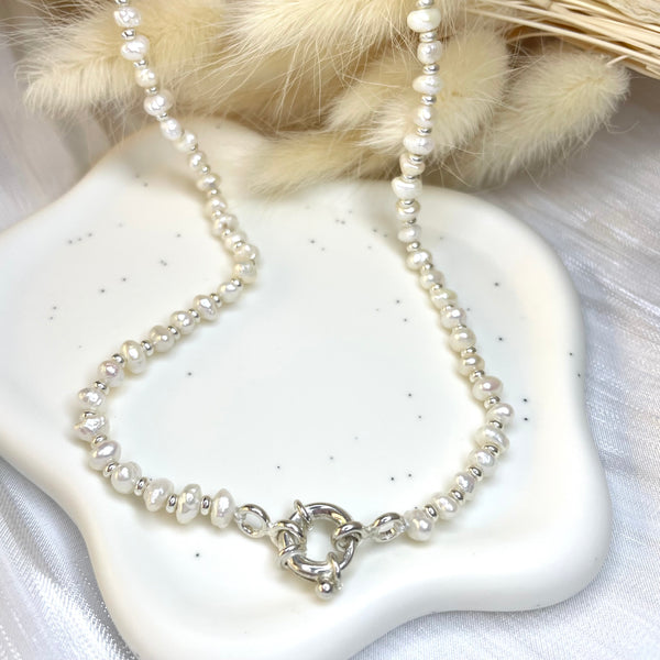 CL098 Collana con perle di fiume, rondelle argento e con a scelta moschettone salvagente per inserire i ciondoli