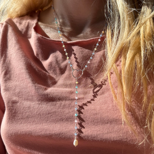 CL0165 Collana rosario con pietre multicolor pastello e cuore al centro