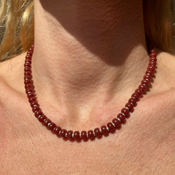 CL0181 collana in pasta di vetro marroni con cilindri piccoli e rondelline in argento