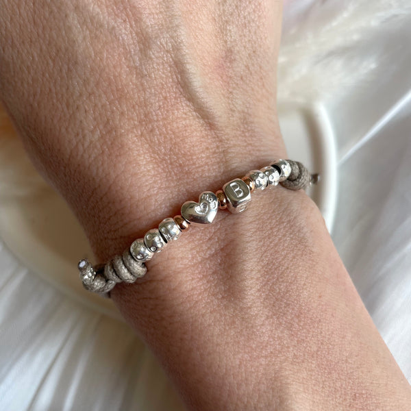 B0263 Bracciale festa della mamma in cordino cerato, granelli, cuore e iniziali