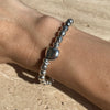 B052 Bracciale con palline martellate grandi e sasso centrale