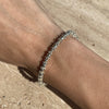 B079 Bracciale con palline martellate e lisce alternate a rondelle fiori