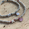 B003 Bracciale con granelli nuovi, iniziale del figlio/a + cuore smaltato