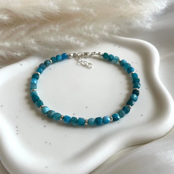 B0287 Bracciale con cubetti in apatite sfaccettata e rondelle argento