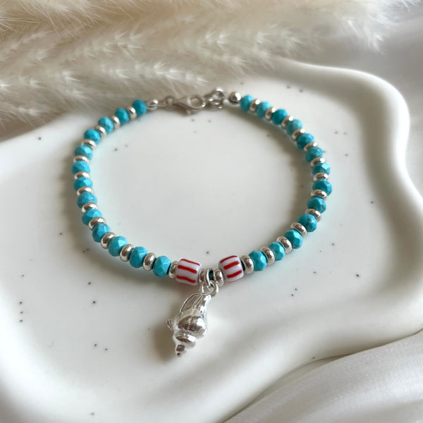 B0284 Bracciale con rondelle sfaccettate in aulite, argento e ciondolo conchiglia.