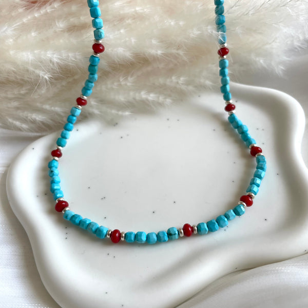 CL0180 Collana con cubetti di aulite sfaccettata, corallo e rondelle argento.