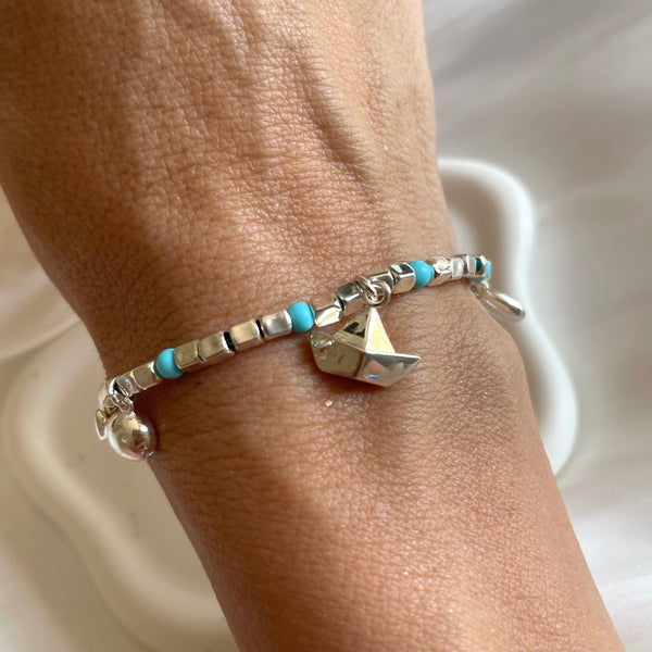 B0289 Bracciale con cubetti, palline pasta di turchese e ciondoli: pesce, barca e conchiglia
