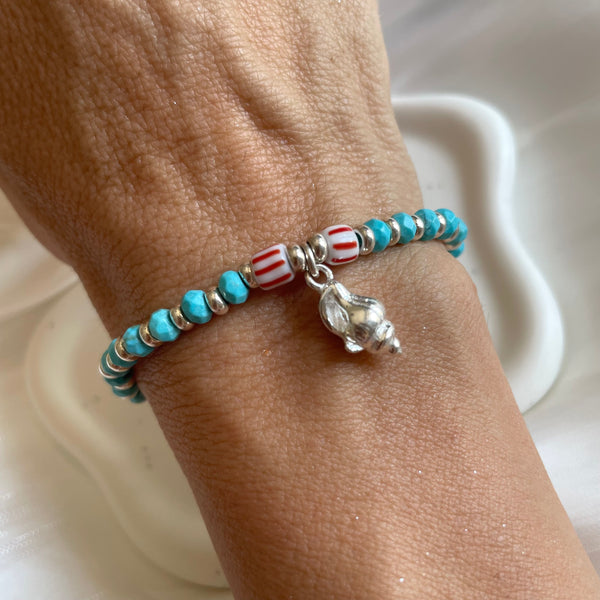 B0284 Bracciale con rondelle sfaccettate in aulite, argento e ciondolo conchiglia.