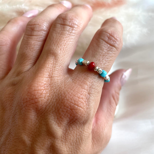 A025 Anello elasticizzato pepite mini e cubetti in aulite e rondella corallo