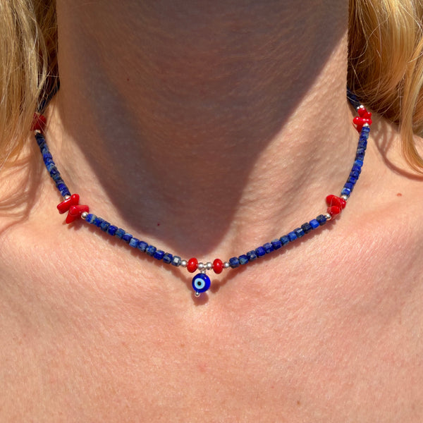 CL0179 Collana con cubetti di lapislazzuli sfaccettato, corallo e occhio turco portafortuna pendente