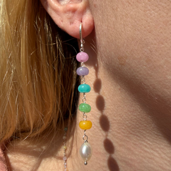O0022 orecchini pendenti con rondelle arcobaleno e perla