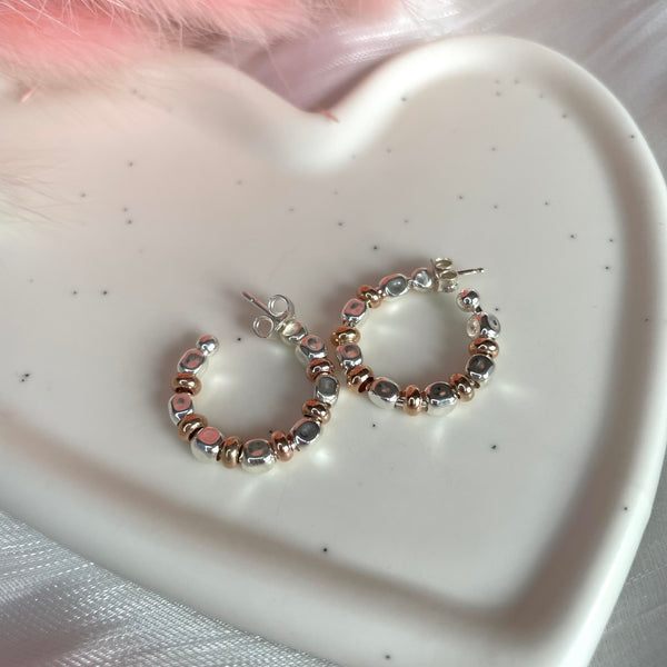 O010 Orecchini anelle con pepite e rondelle rosate