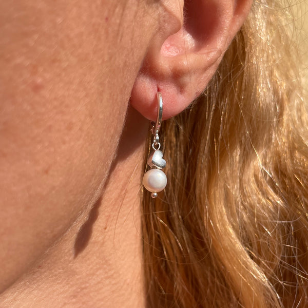 O018 Orecchini anelle con cuore e perla